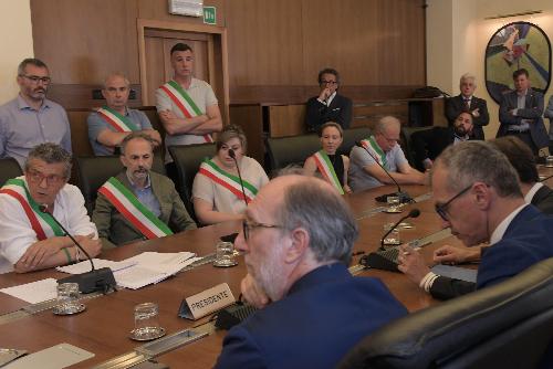 Il vicegovernatore del Friuli Venezia Giulia Riccardo Riccardi all'incontro con i sindaci della Bassa Friulana, i capigruppo del Consiglio regionale e i consiglieri regionali della III Commissione